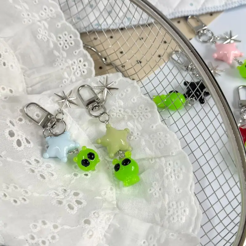 Niedlicher Alien-Schlüsselanhänger mit großen Augen, Anhänger für Kopfhörer-Taschen, Taschenanhänger, Anhänger für Rucksäcke und Handtaschen, Partygeschenk, kreativer kleiner Anhänger – Detail 3