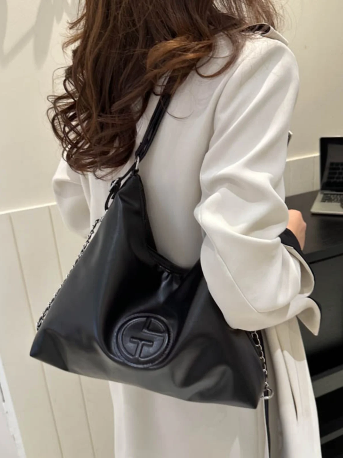 Soft Surface Tote Bag Women's 2023 New Versatile Large Capacity Chain Bag High-End Texture Commute Double Shoulder Bag Women