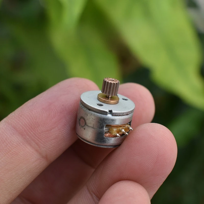 DC 5V Mini 15mm Diameter 2-phase 4-wire Stepper Stepping Motor with 0.25 Modulus 16T Metal Gear 18 Degree  9.3 Ohms