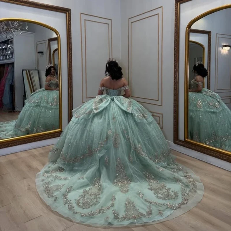 Robe Quinceanera vert clair, épaules dénudées, dentelle superposée, décalcomanies à paillettes, longue queue, nœud, robes de 15 Quinceanera ﻿ Personnaliser