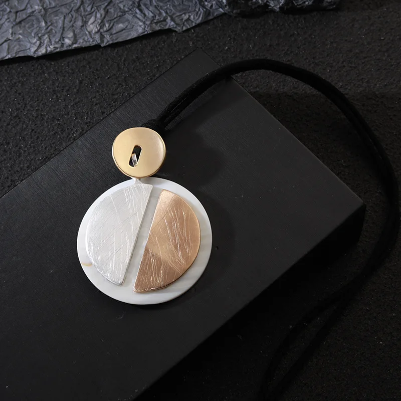 New European and American contrasting color brushed geometric shell pendant, simple and fashionable senior women's long necklace
