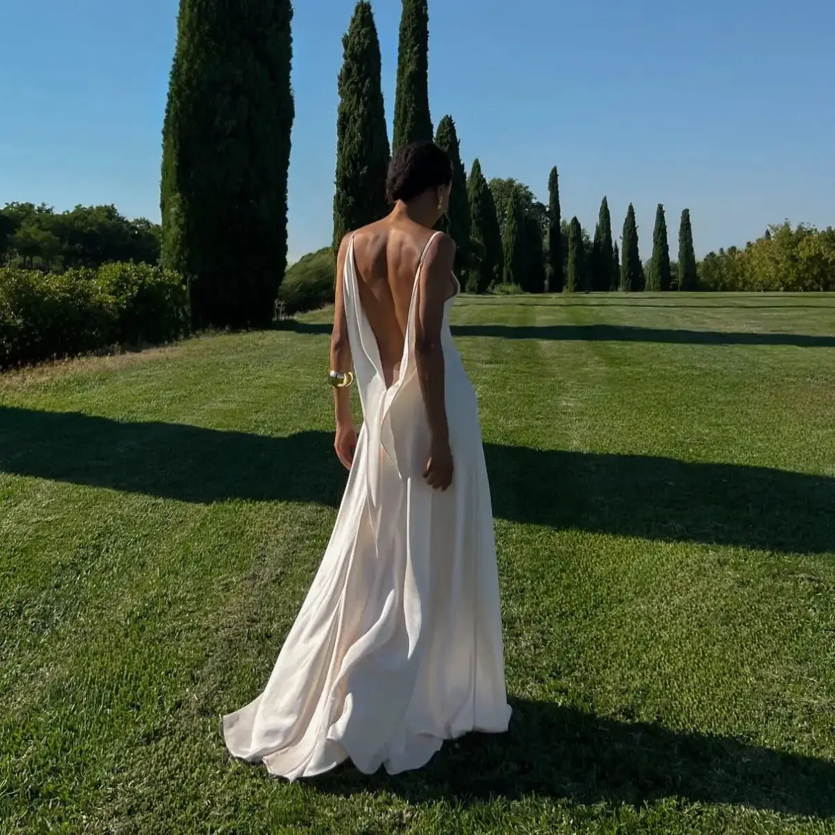 Vestido de noche de satén blanco Ofherown estilo sirena con tirantes finos, cuello drapeado, espalda descubierta y abertura alta, ideal para bodas sudafricanas.
