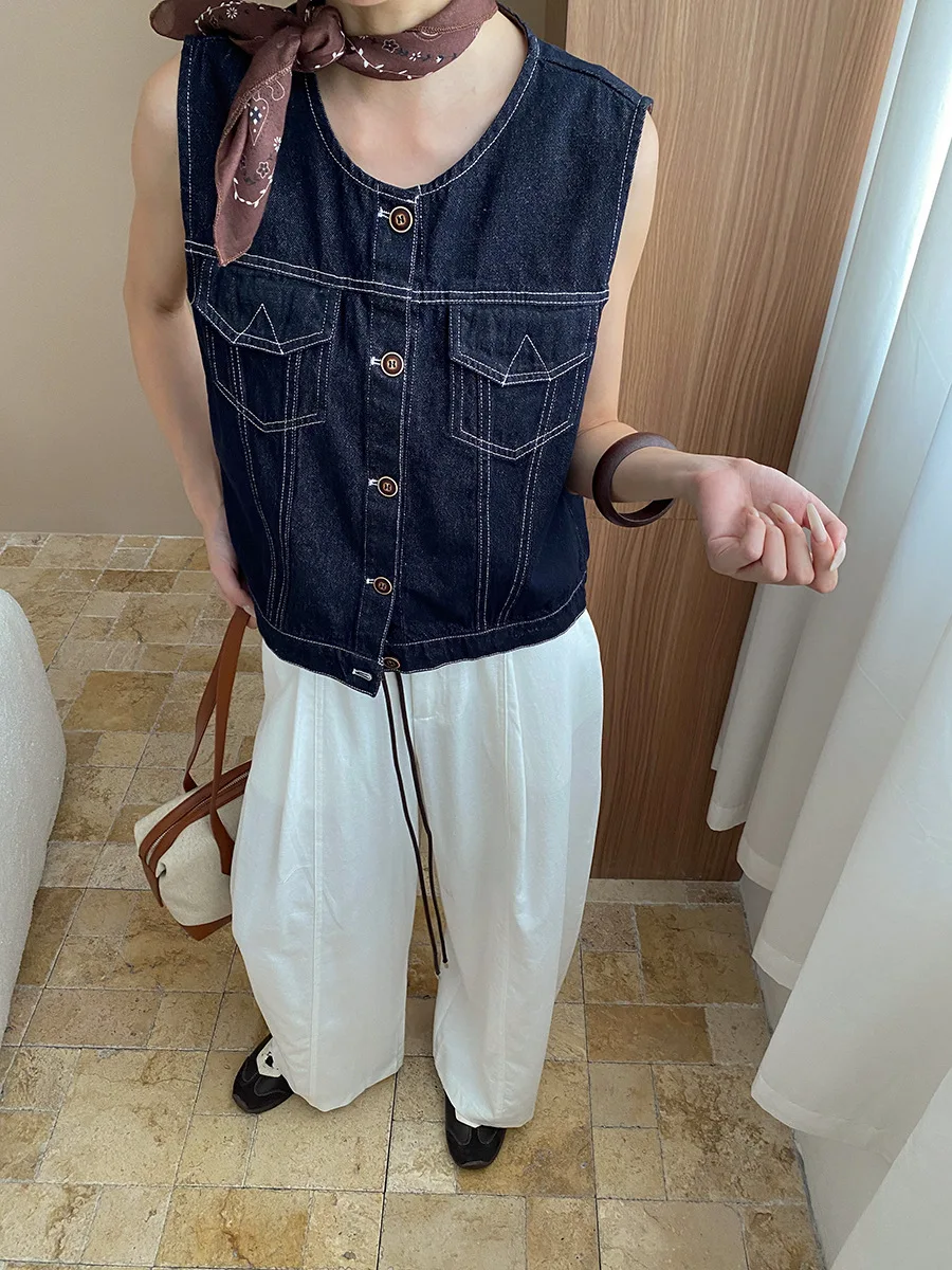 

Винтажная темно-синяя контрастная внешняя строчка с шелковым шарфом, свободный и утягивающий джинсовый жилет.