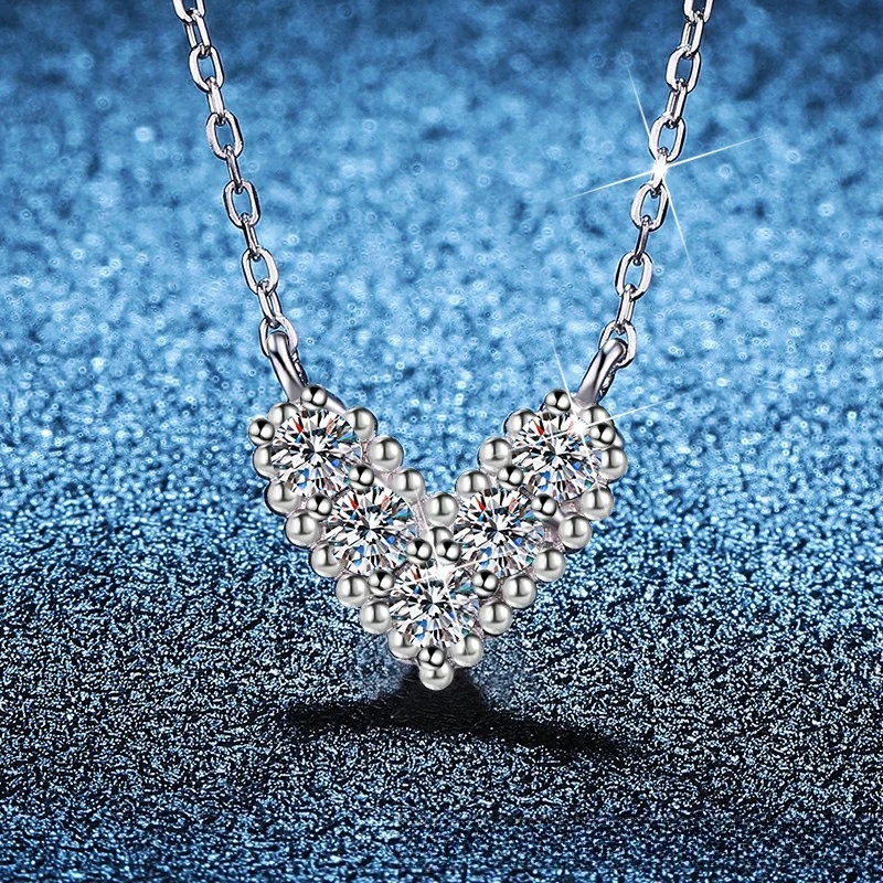 

Moissanite Necklace Platinum PT950 18K GoldV Heart-shaped Necklace Temperament Heart-shapedCollarboneChain Light Luxury Necklace