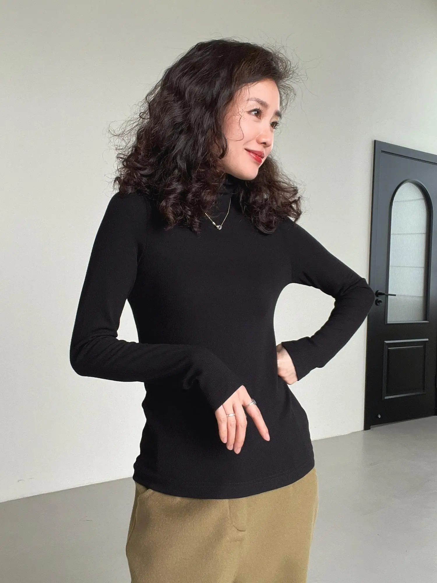 

Эластичная облегающая футболка с высоким воротником и длинным рукавом для женщин, черная базовая модель, осенне-зимняя модная одежда, стандартный крой.