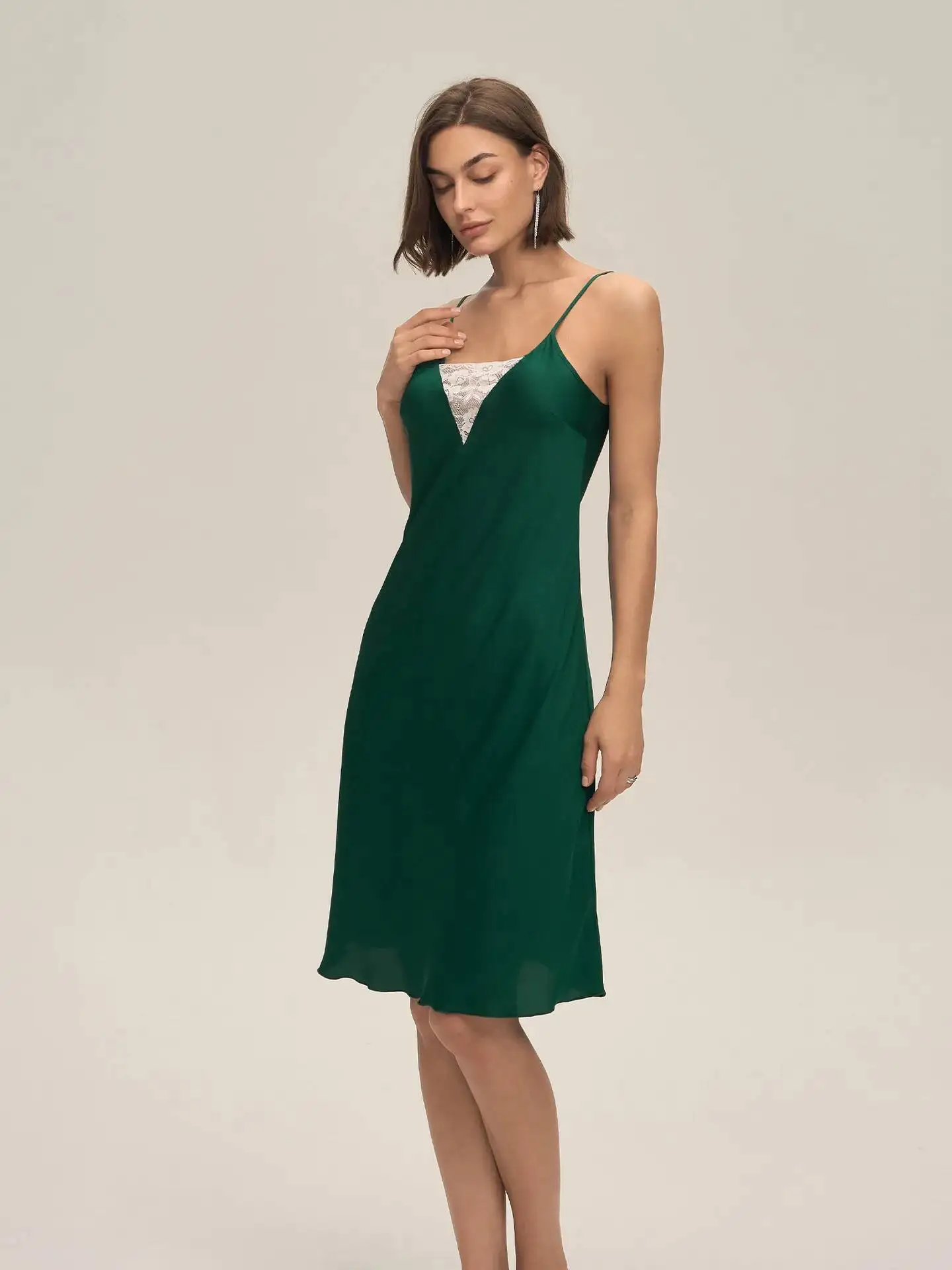 新しい女性の夏のパジャマサテンシフォンホームウェア胸レースパッチワークセクシーなストラップバックレスソリッドカラーミニドレスチャーミング T4PD