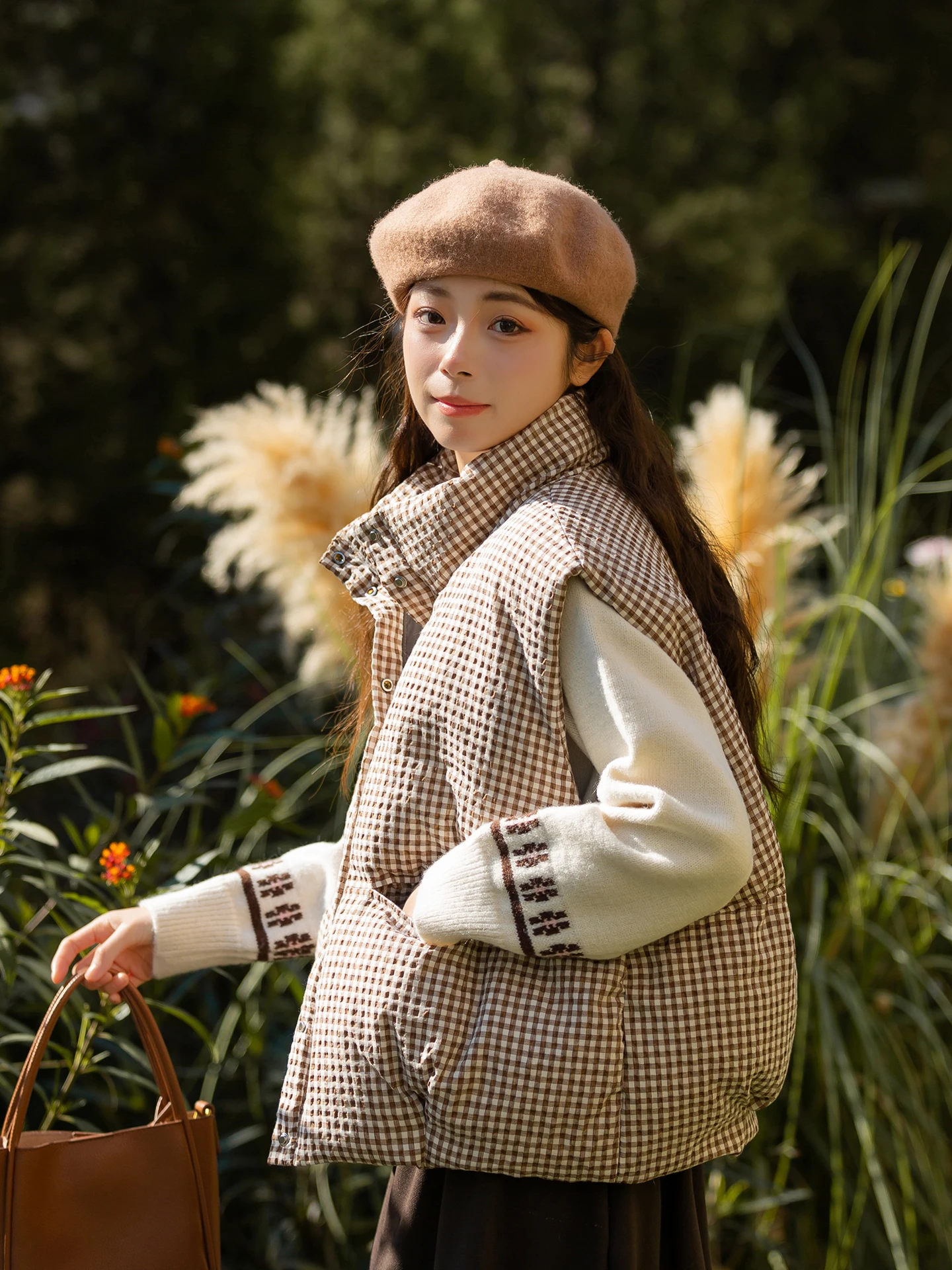 

Женский клетчатый пуховый жилет с воротником-стойкой, утепленный, осенне-зимний, теплый, для повседневной носки, из полиэфирного волокна, свободного кроя.