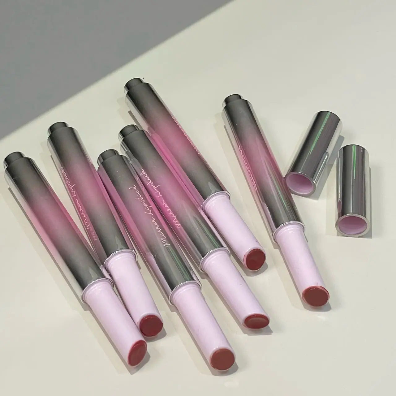 ลิปกลอสแบบกด Peach Blossom ให้ความชุ่มชื้นและเงางาม ติดทนนาน ไม่ซีดจาง ไม่ติดแก้ว สีสันสดใสเป็นพิเศษ ลิปกลอสเนื้อแน่น เครื่องสำอางสำหรับผู้หญิง เหมาะสำหรับการเดินทาง งานแต่งงาน บทบาทสมมติ ของขวัญวันวาเลนไทน์ ของขวัญวันคริสต์มาส