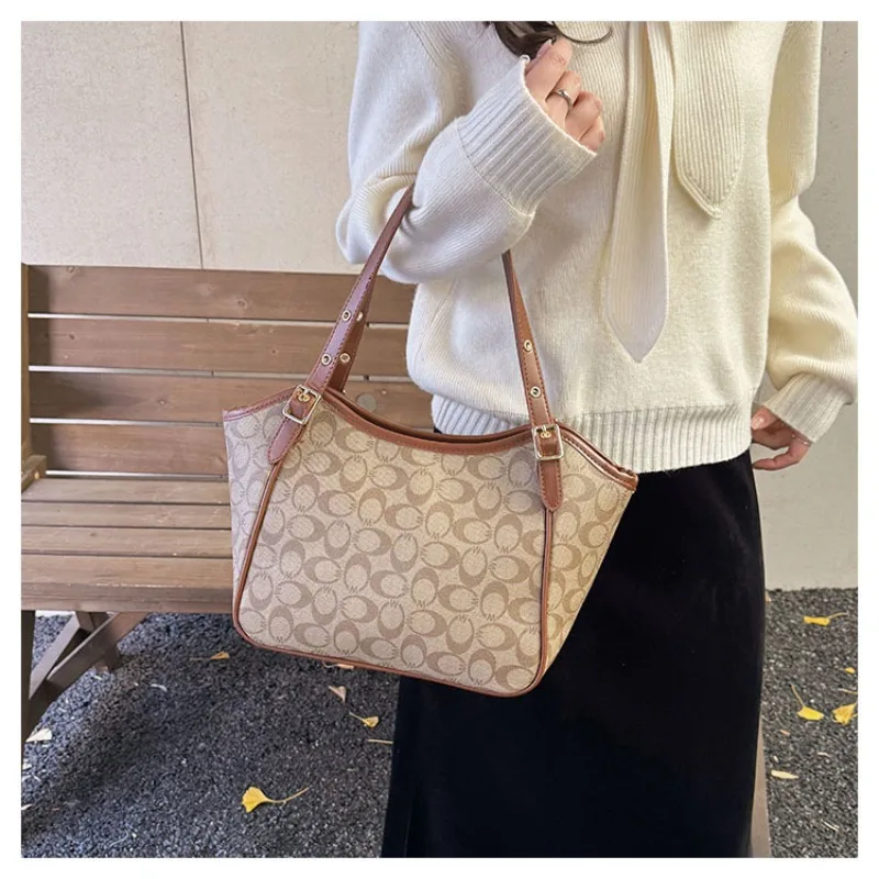 Large capacity women's bag 2026 new versatile European and American shoulder bag printed fashionable retro casual tote bag trend