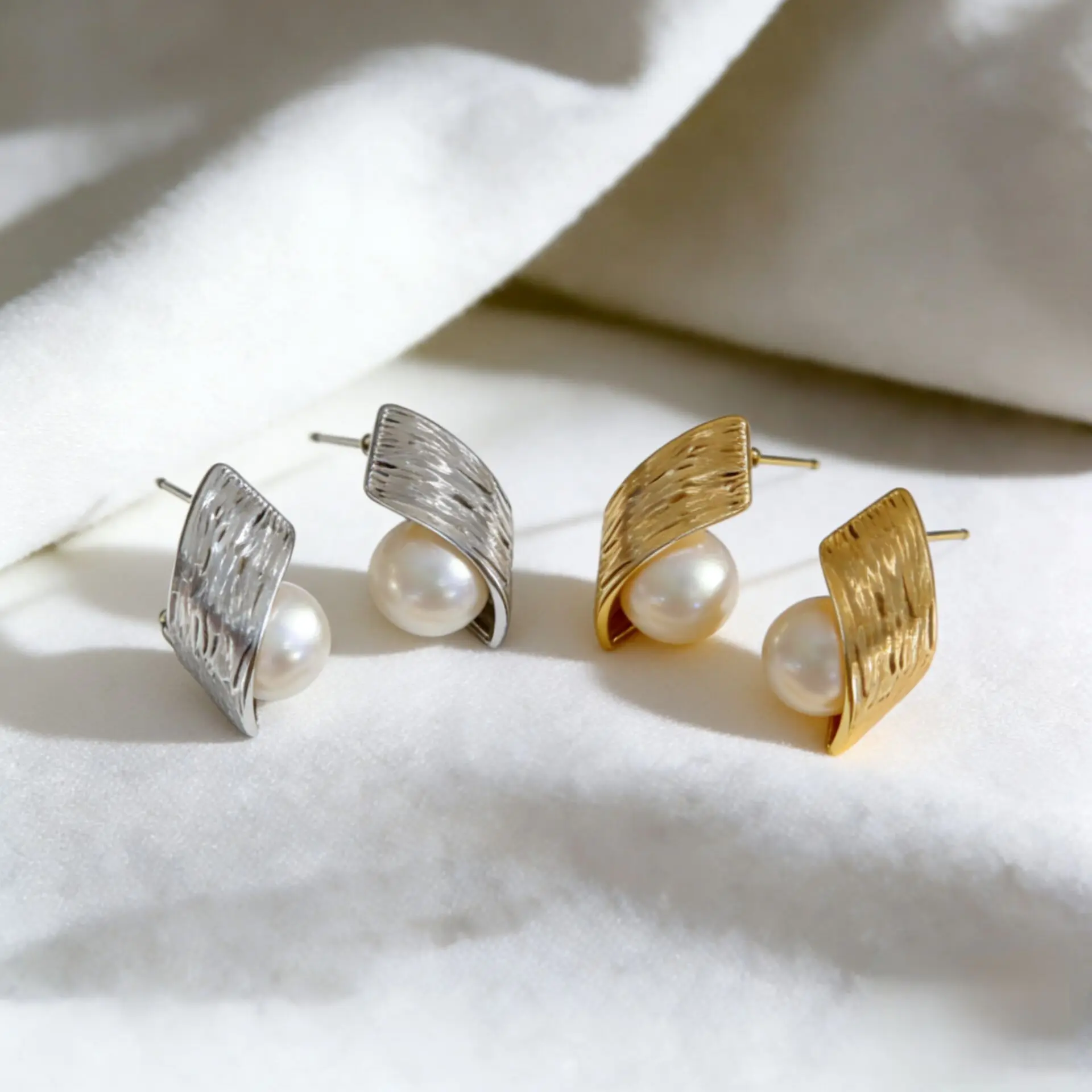 LATS Fashion and Unique Metal Surround Pearl Stud Earrings for Women Minimalist Design Earring Jewelry Wholesale