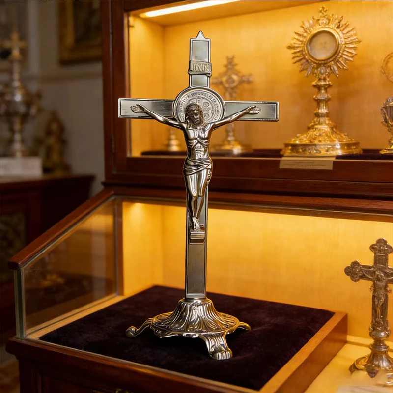 Neues hochwertiges, versilbertes katholisches St.-Benedikt-Kruzifix mit verziertem Sockel, stehendes Kreuz für den Gottesdienst auf dem Tisch und die tägliche Andacht. – Detail 16