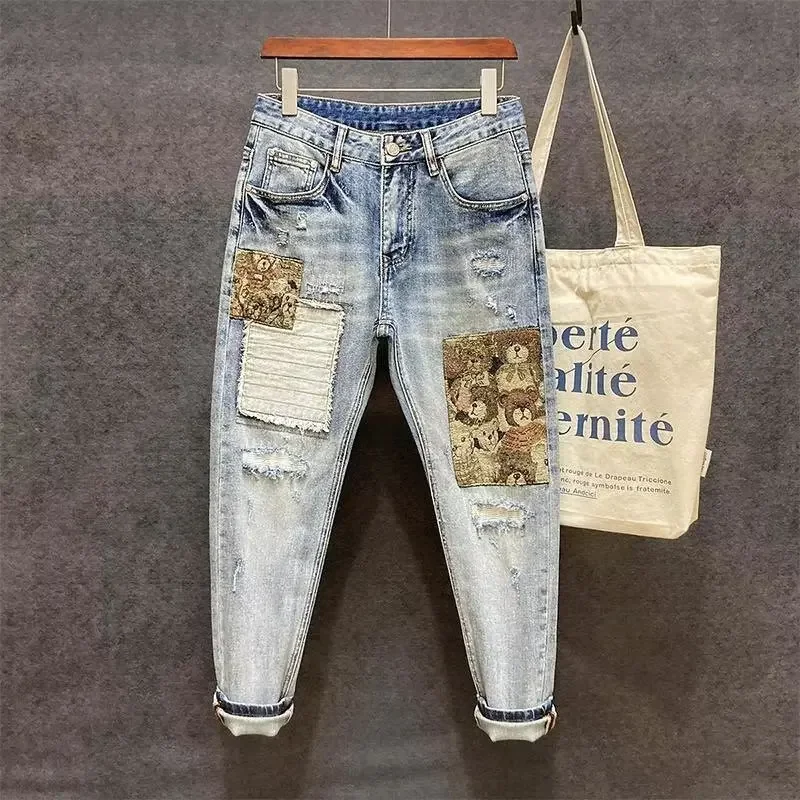Pop Four Seasons Men’s Casual Trendy Hole Patched Loose Denim Trousers New Fashion Korean Thin Washed Light Blue Jeans Pants Mal