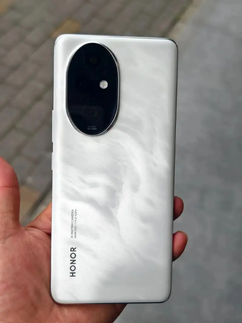 كاميرا Honor 200 5g 2664x1200px 6.7 بوصة 120 هرتز 50 ميجابكسل Snapdragon7 Gen3 NFC 100 وات شحن 5200 مللي أمبير في الساعة هاتف مستعمل