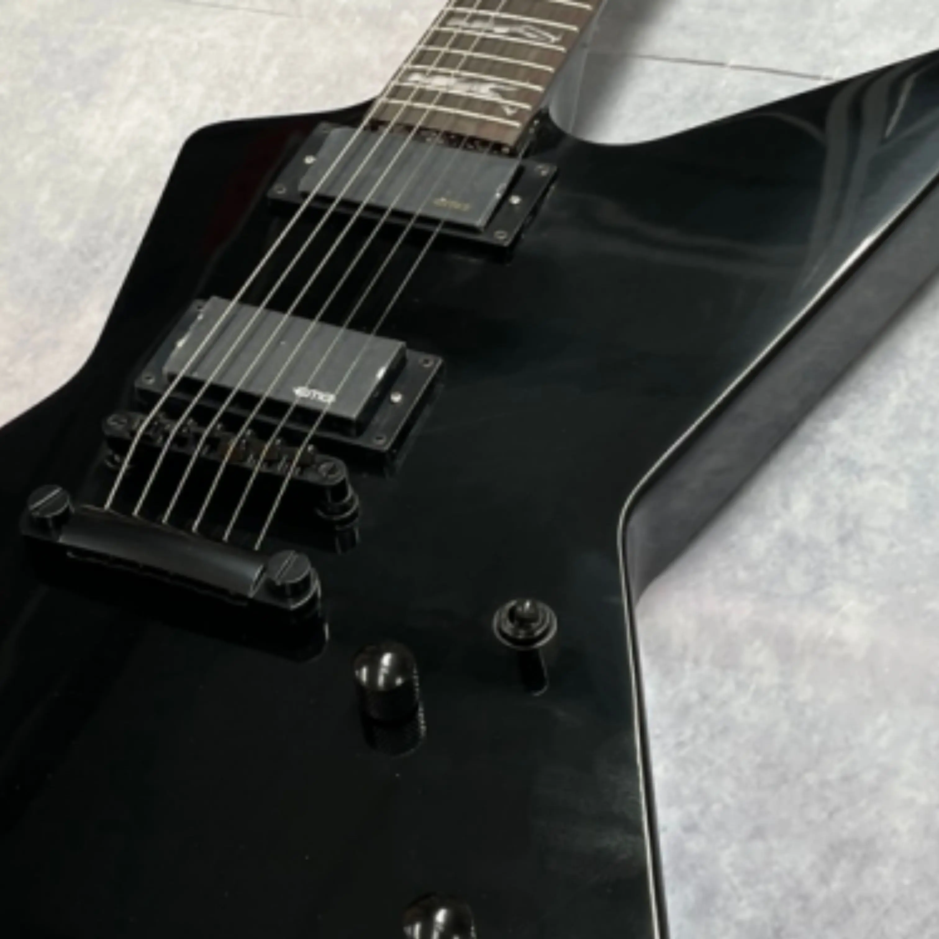 Bright Black 6-String Electric Guitar Personality Pattern Fretboard and HH Pickups Guitars, Live Band Performance Guitarra