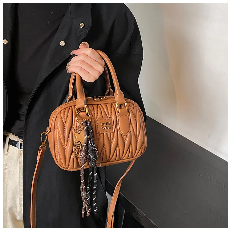 

‌2025 Quilted Designer Crossbody Bag - Bowler-Style Purse W/ Detachable Charms, Versatile Wrinkled Leather Tote EU/US‌