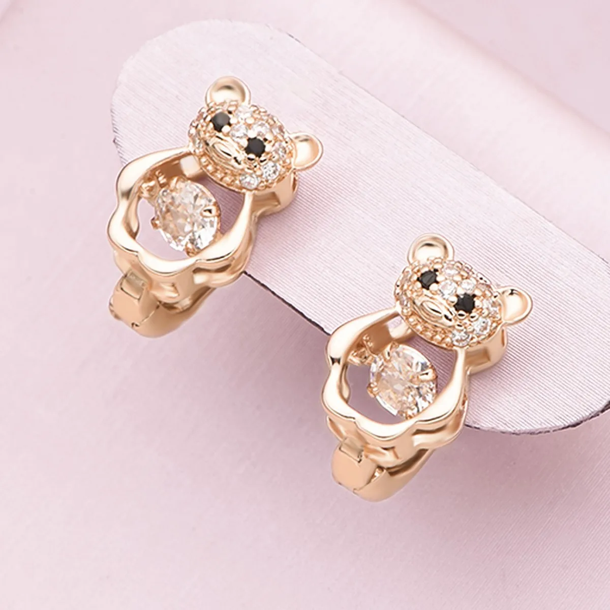 Dckazz Cute Bear Stud Earring Women Jewley Luxury Shiny Crystal Natural Zircon Earrings Birthday Party Ear Accessories