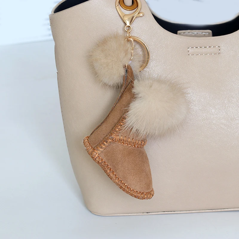 LLavero de zapato de bota con pompón esponjoso de lujo para mujer, llavero de coche, mochila, accesorios colgantes