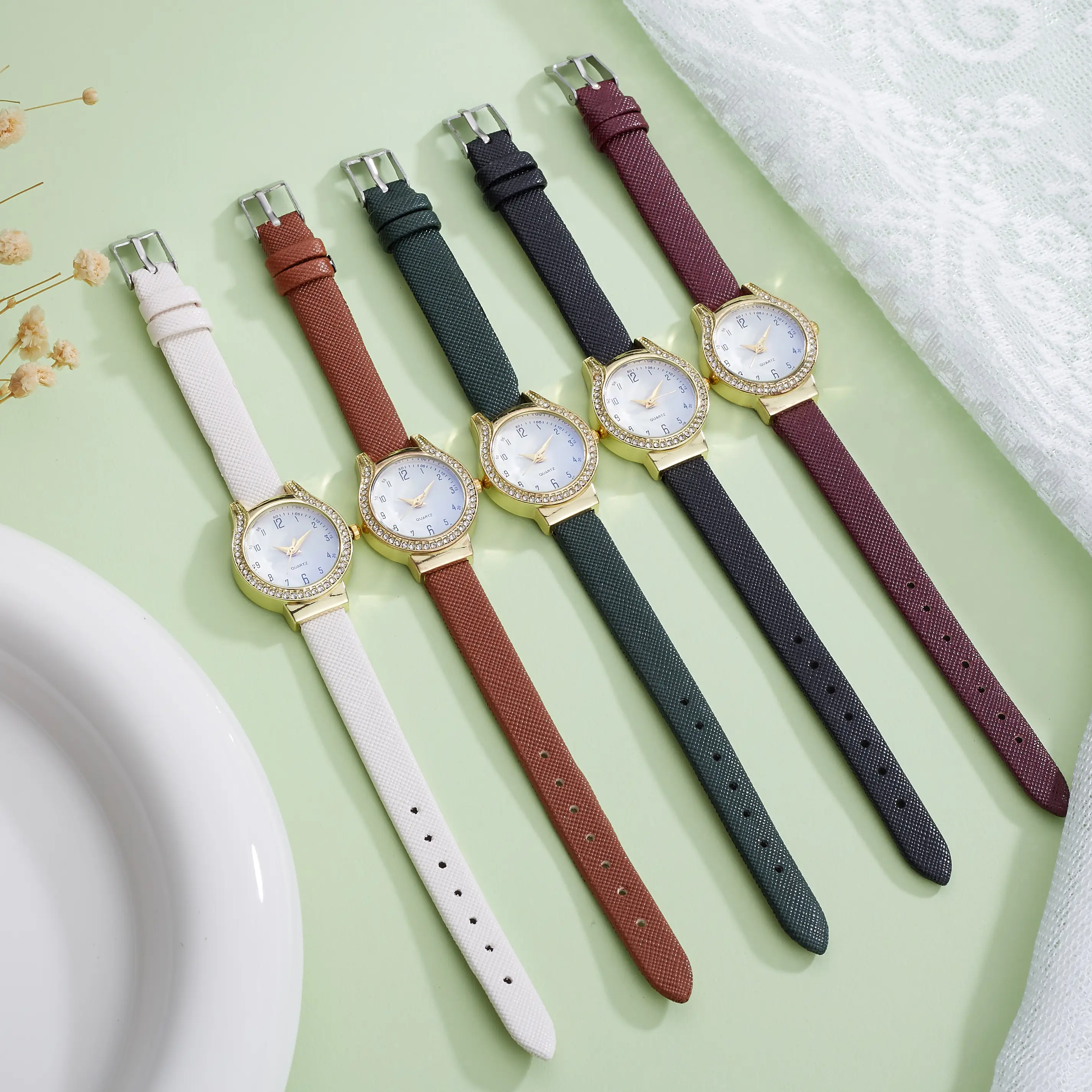 

Модные простые кварцевые часы из сплава с бриллиантами, кожаный ремешок, подходят для повседневного ношения, рождественский подарок