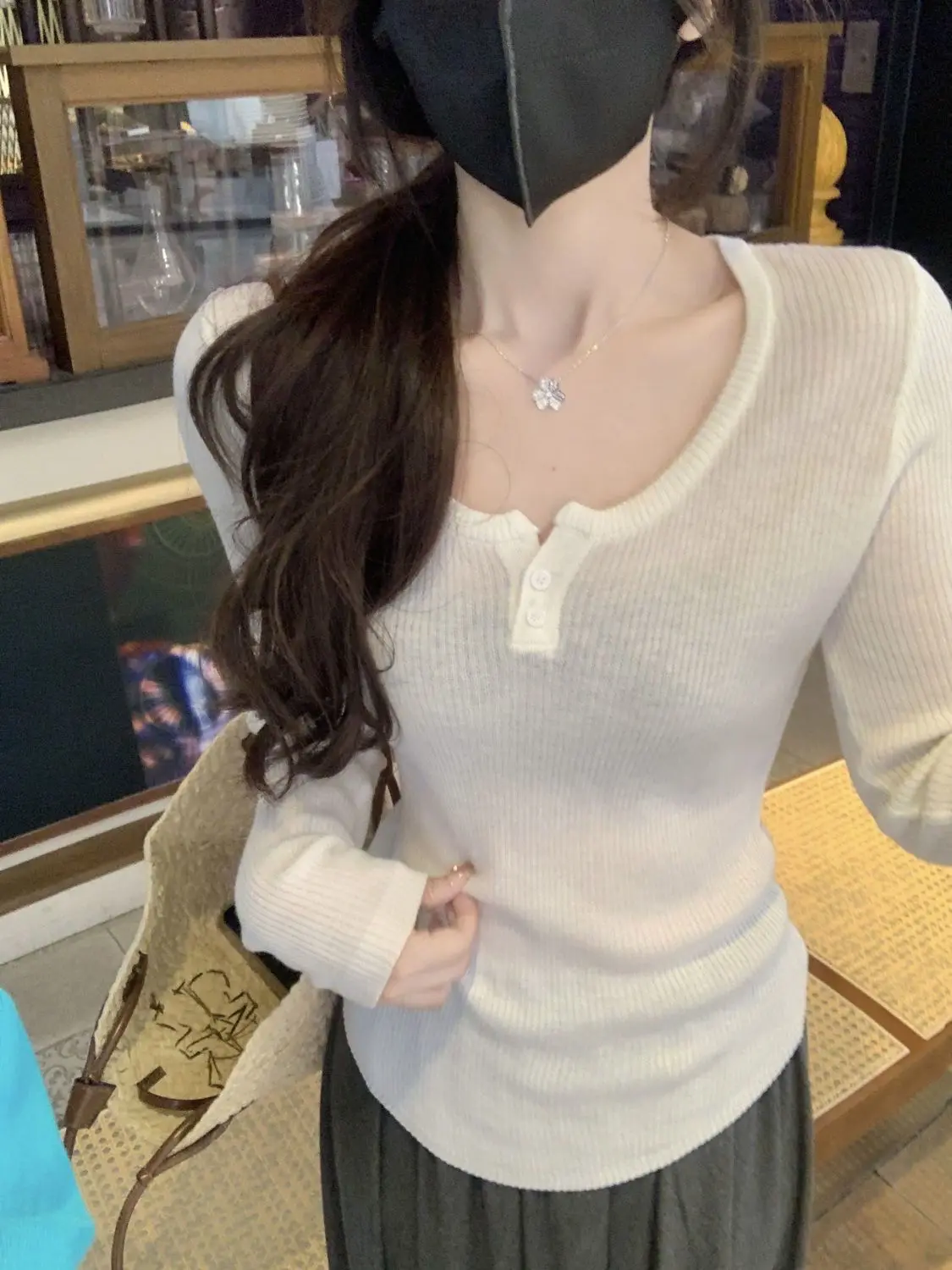 เสื้อไหมพรมแขนยาวสไตล์เกาหลีแบบเรโทรสำหรับผู้หญิง ดีไซน์ใหม่ ทรงเข้ารูป เสื้อสเวตเตอร์พื้นฐานสำหรับใส่เป็นชั้นใน เนื้อผ้านุ่ม ยืดหยุ่น สวมใส่สบาย