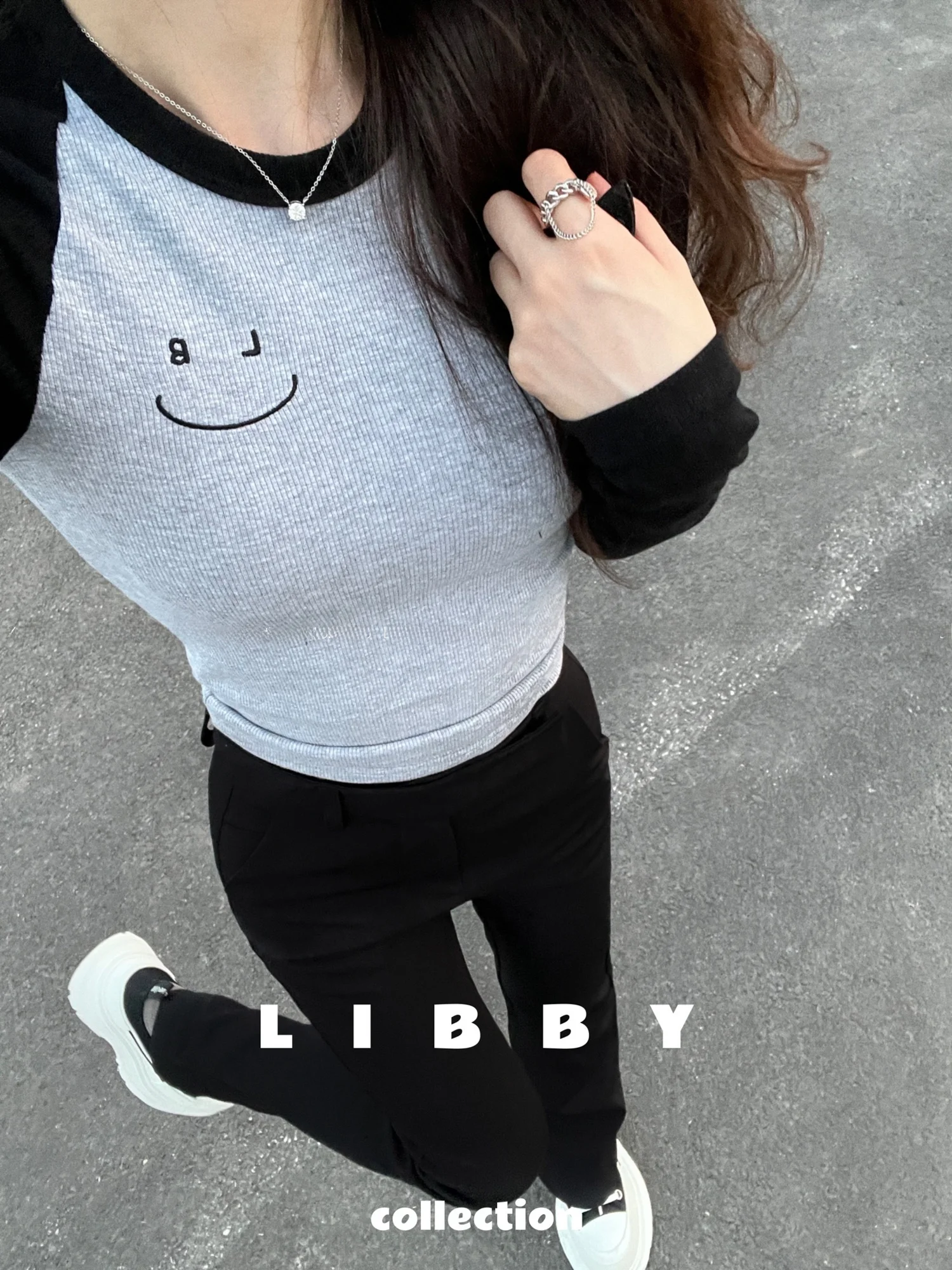 

Футболка Libby Original Smile Logo, удлиненная, приталенная, с вставками на плечах, омолаживающая, сексуальная, женская, черная, для ранней осени