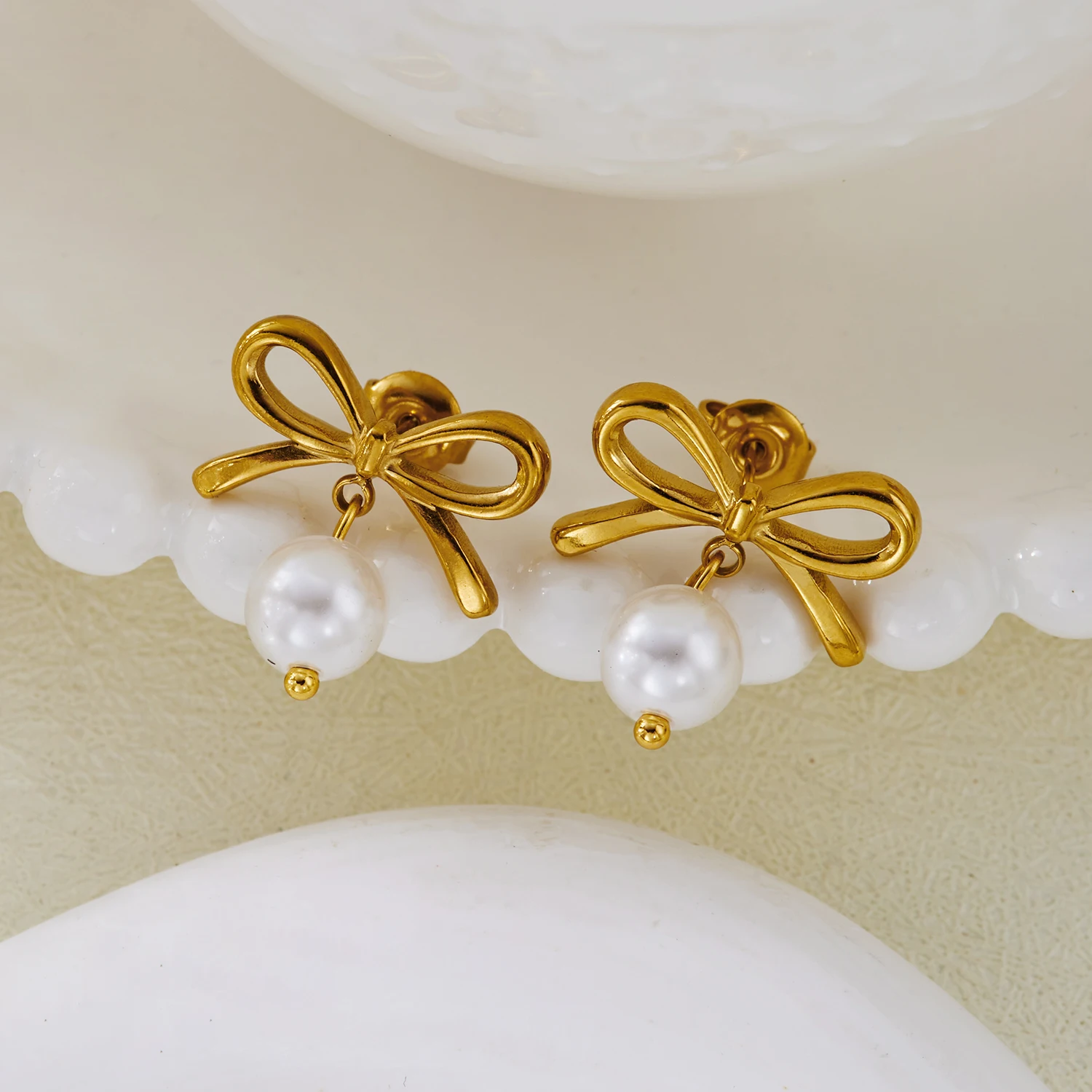 Wasserdichte Edelstahl-Bogenherz-Anhänger-Ohrringe für Frauen Romantische Imitationsperlen-Tropfenohrringe Party-Schmuck Geschenke – Detail 7