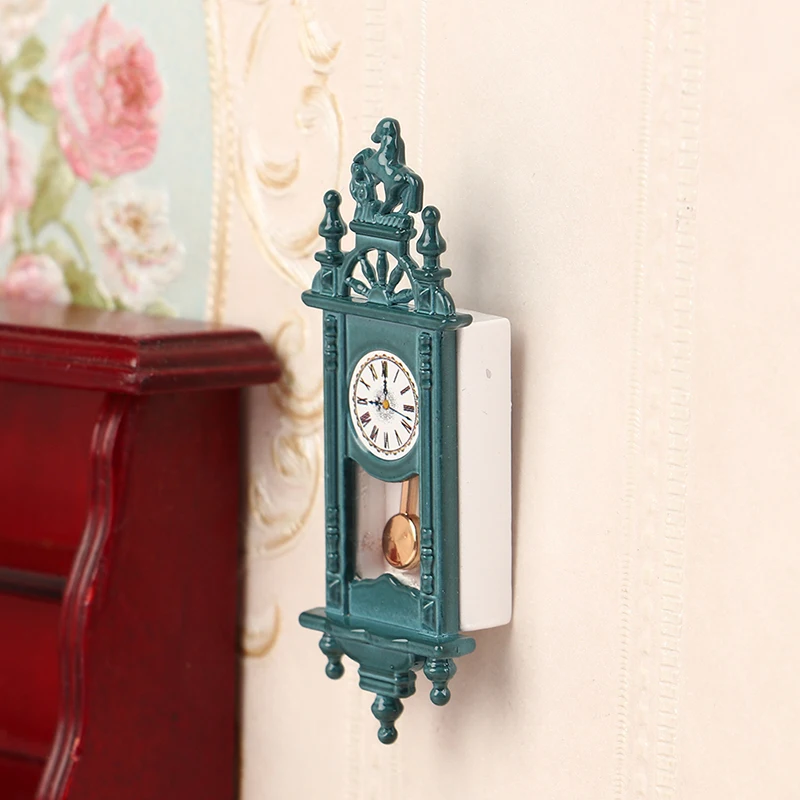 1 Stück Puppenhaus-Szenenrequisite Mini Retro Römische Uhr Wohnzimmer-Dekoration Hängeuhr