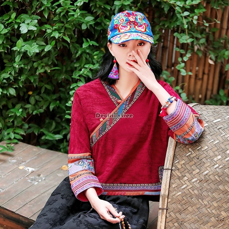 بلوزة هانفو مطرزة للسيدات على الطراز الصيني الجديد لعام 2025 بأكمام طويلة وياقة متقاطعة وتصميم مرقع معطف قصير عتيق t001