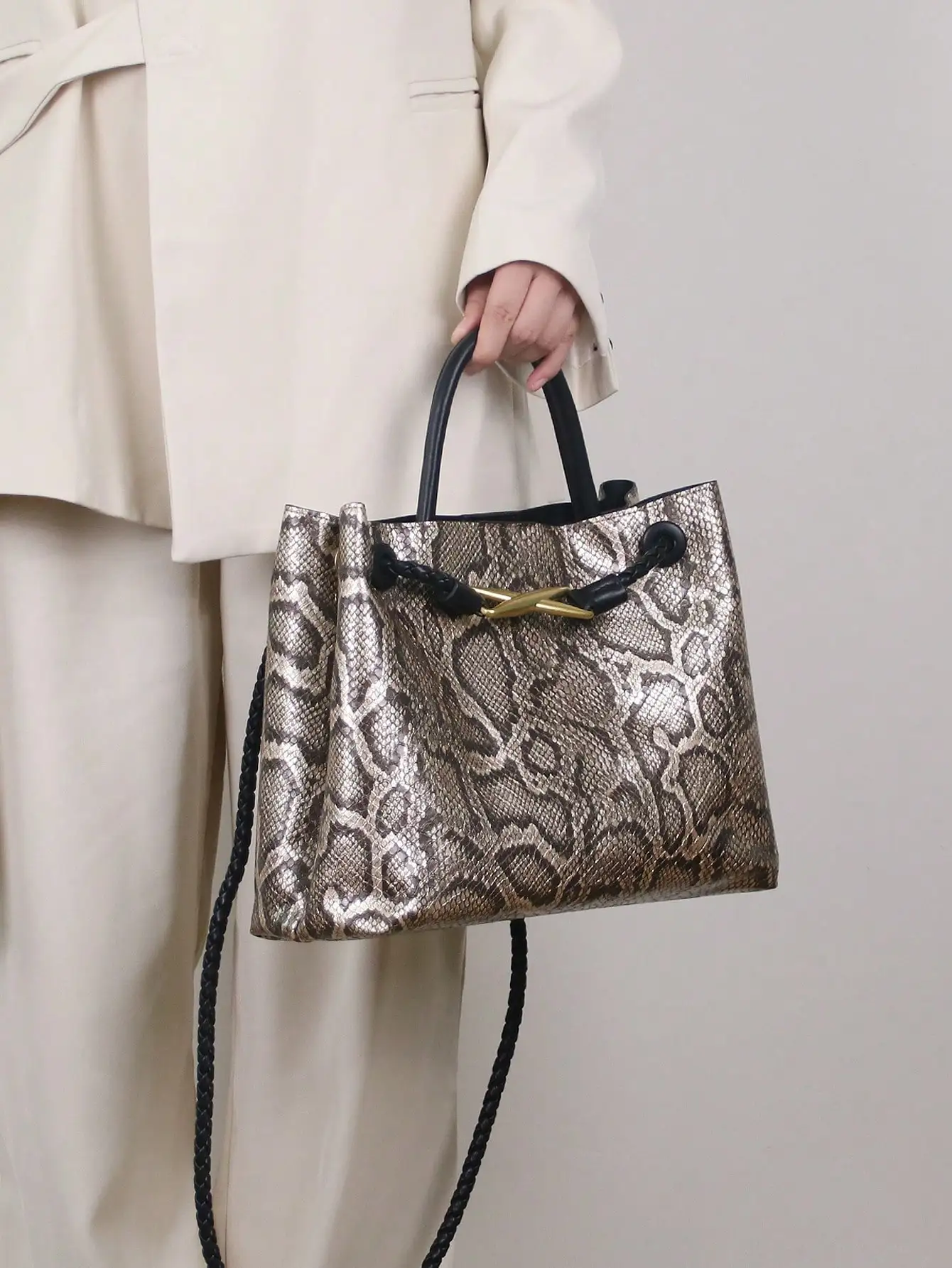2026 Europäische und Amerikanische Mode Neue Retro-Handtasche Nischendesign Metallseilschnalle Große Kapazität Geflochtene Handtasche Freizeit-Schultertasche – Detail 5
