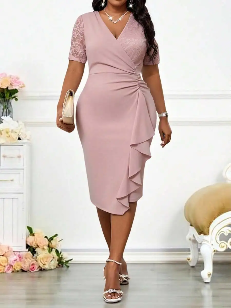Vestido midi rosa rubor con mangas de encaje, cuello en V profundo, ribete de pedrería y dobladillo asimétrico con volantes para eventos formales de tallas grandes.