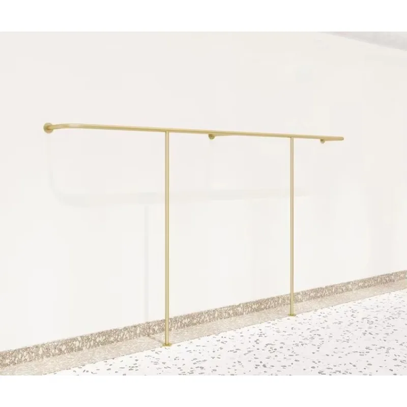 Clothes racks are hung on the wall of clothes racks in clothing stores