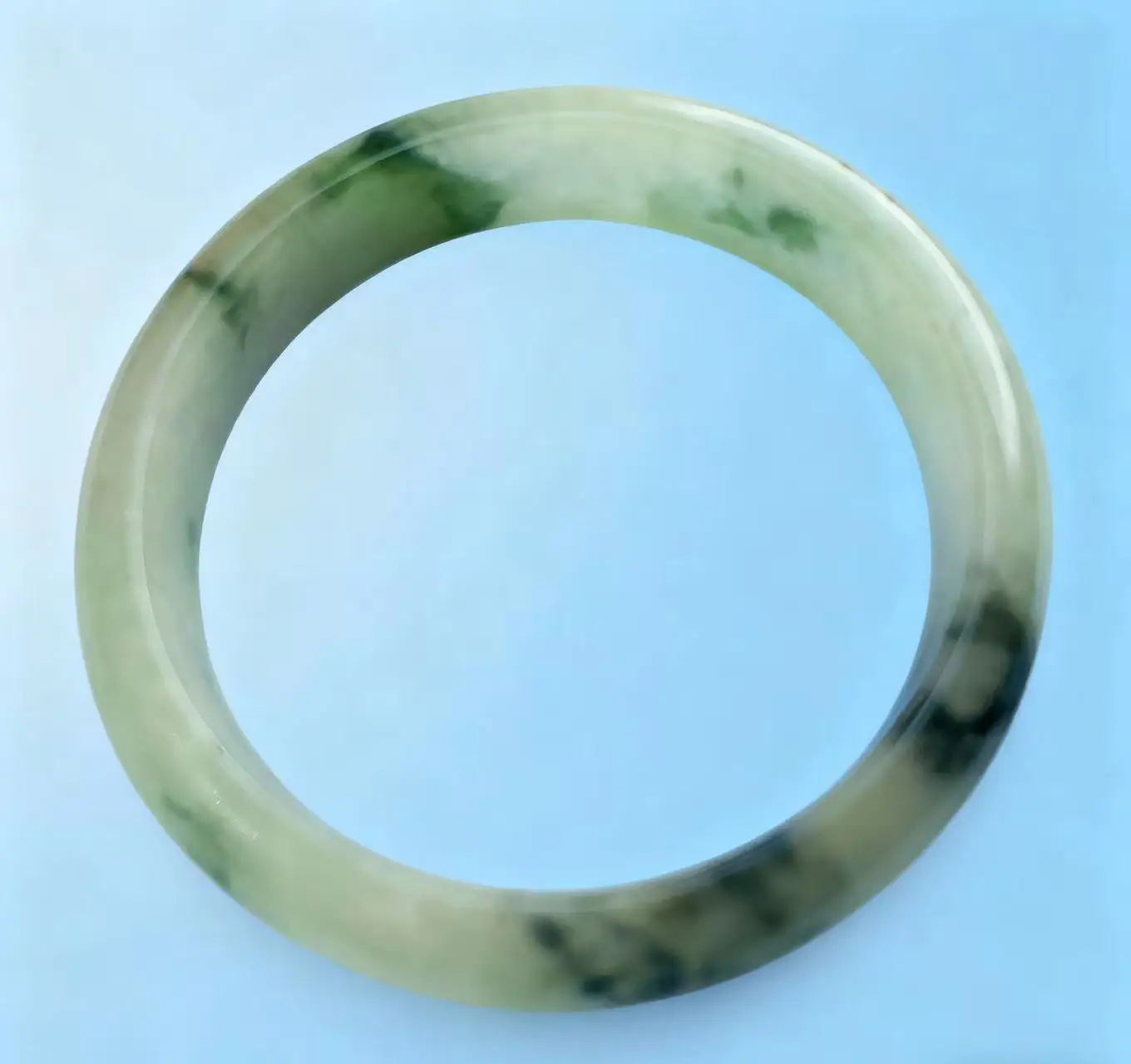

One on one real shooting of a light colored blue flower large 60mm jade bracelet