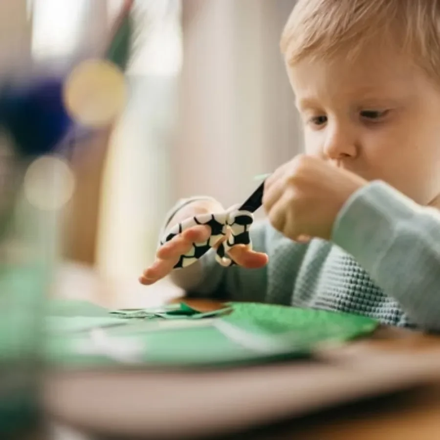 Детские ножницы с безопасными краями и антипригарными лезвиями, тупые кончики для добавления безопасности и ручки специально разработанные для детей.