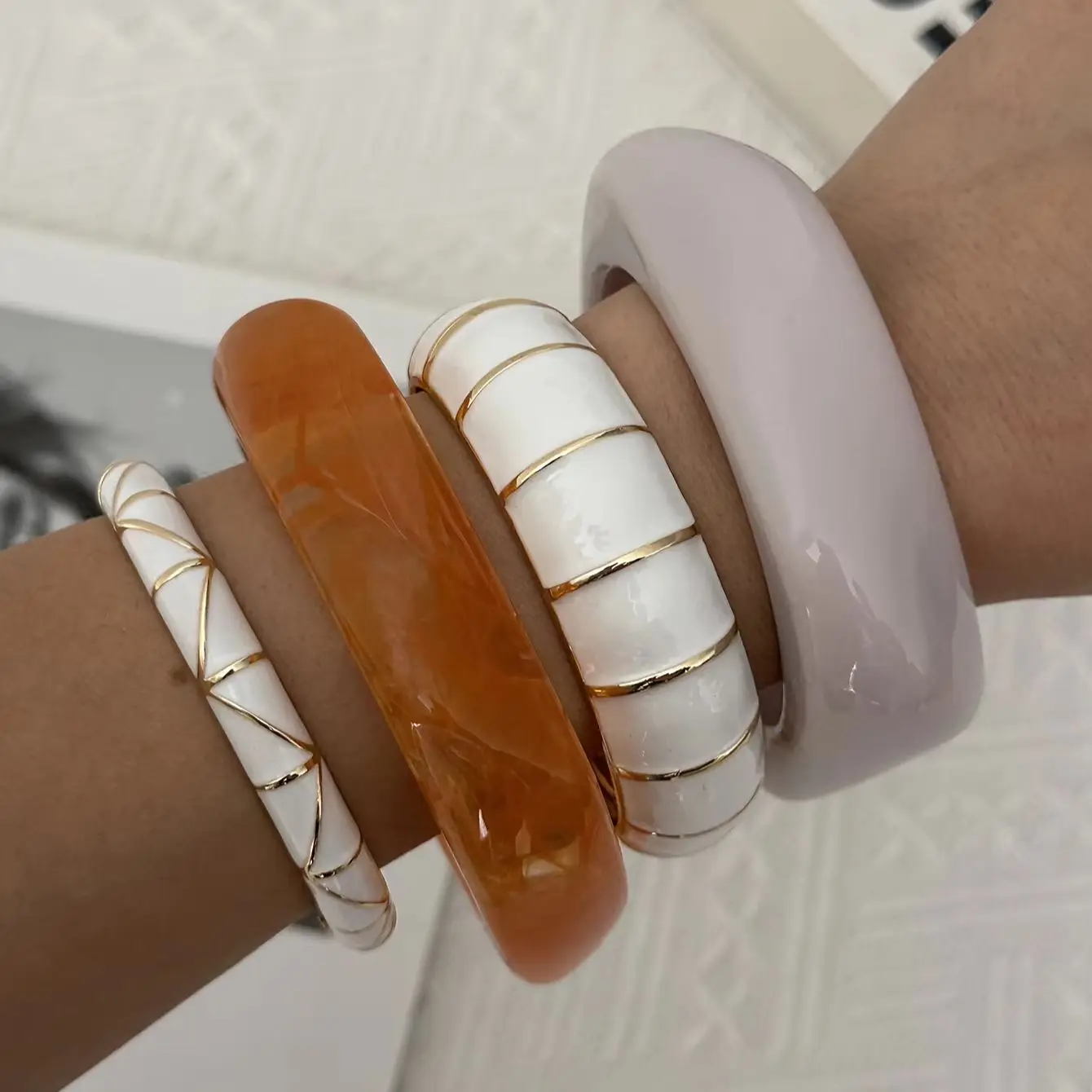 Boho Rot-Beige Acrylharz Chunky Armreifen für Frauen Vintage Punk Emaille Metall Glänzende Geometrische Manschetten-Armreifen Ästhetischer Schmuck