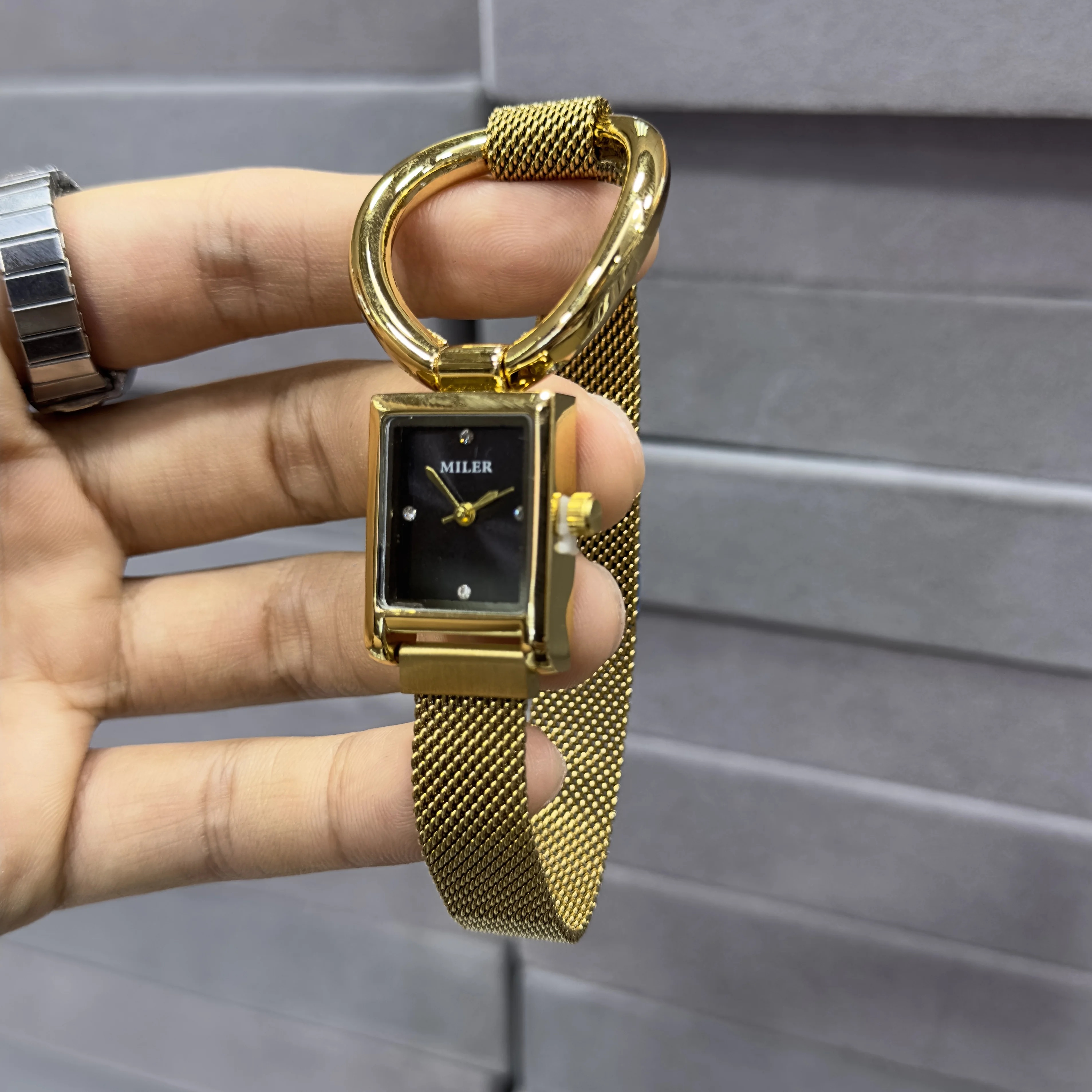 Ladies' quartz watch with high-end feel, large circular ring, square small dial, magnetic clasp, ladies' watch
