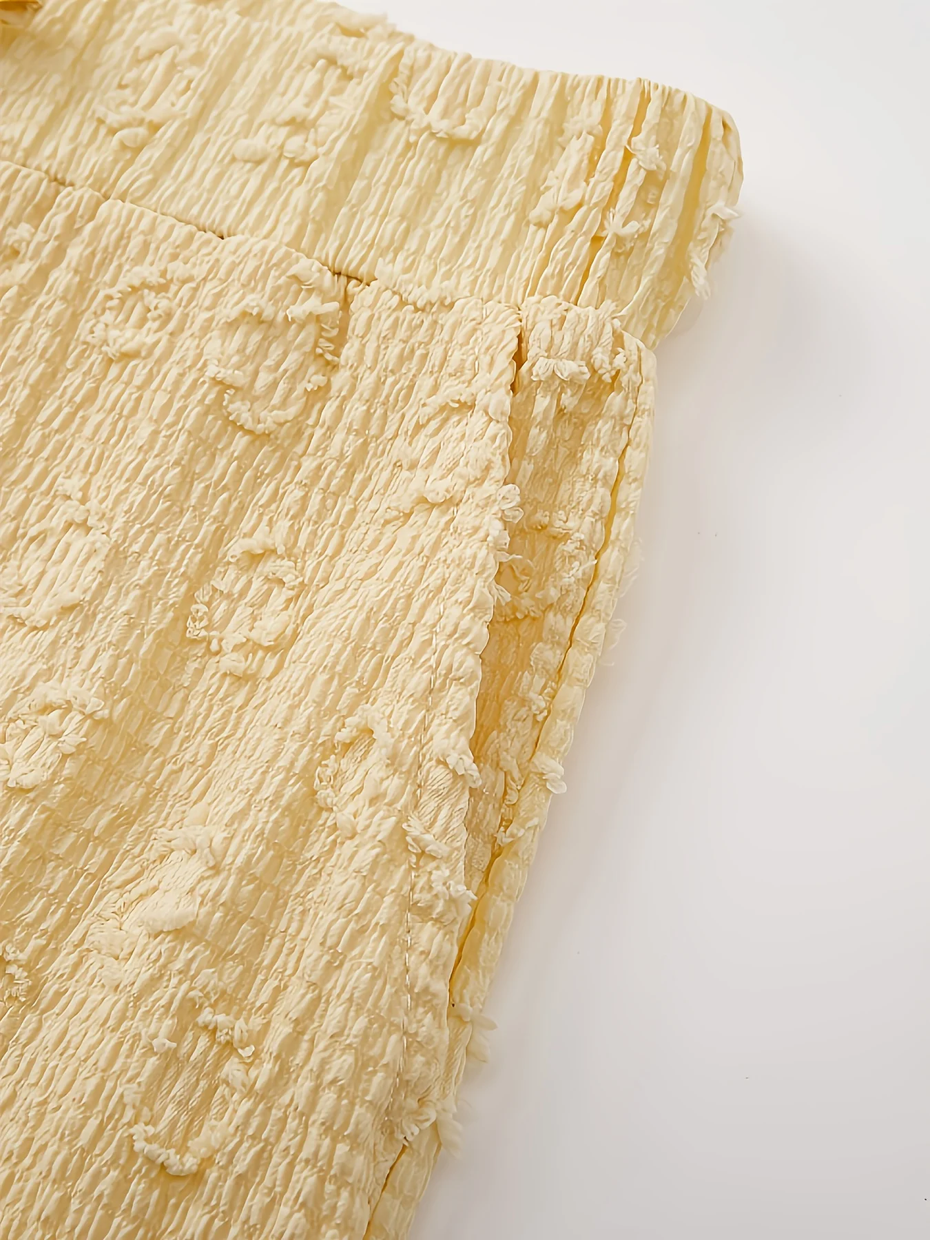 2025 Set top casual alla moda da donna e pantaloni a gamba larga, camicia top allacciata con volant abbinata a pantaloni larghi, vacat alla moda