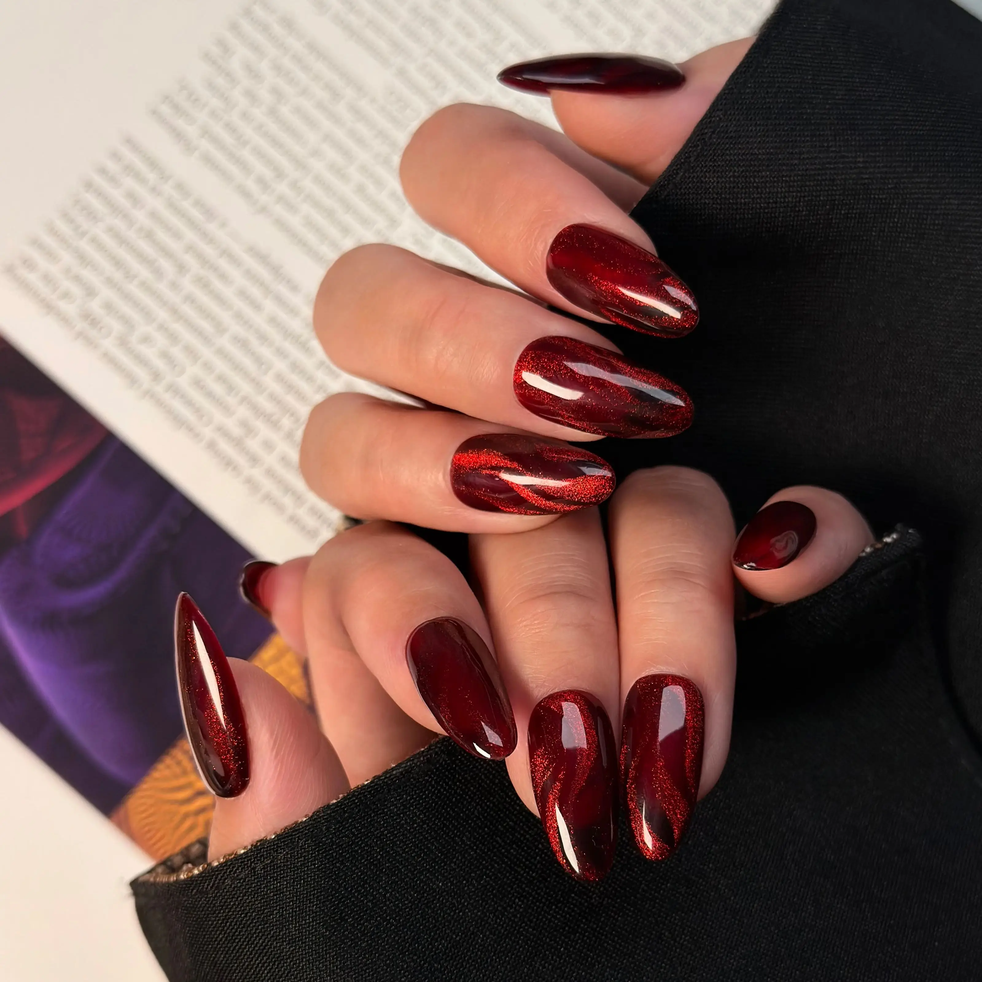 10 szt. Ręcznie Robione Czerwone Paznokcie Sztuczne z Efektem Kociego Oka, Zimowe Świąteczne Paznokcie z Falistym Wzorem, Naklejane, Odpinane, Brokatowe Tipsy