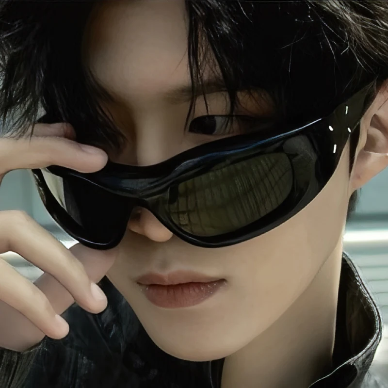 

Vintage Punk Sunglasses Women Men Punk Style Plastic Frame Anti-UV Glasses Lightweight Retro Eyewear for Motorcycle Daily Wear