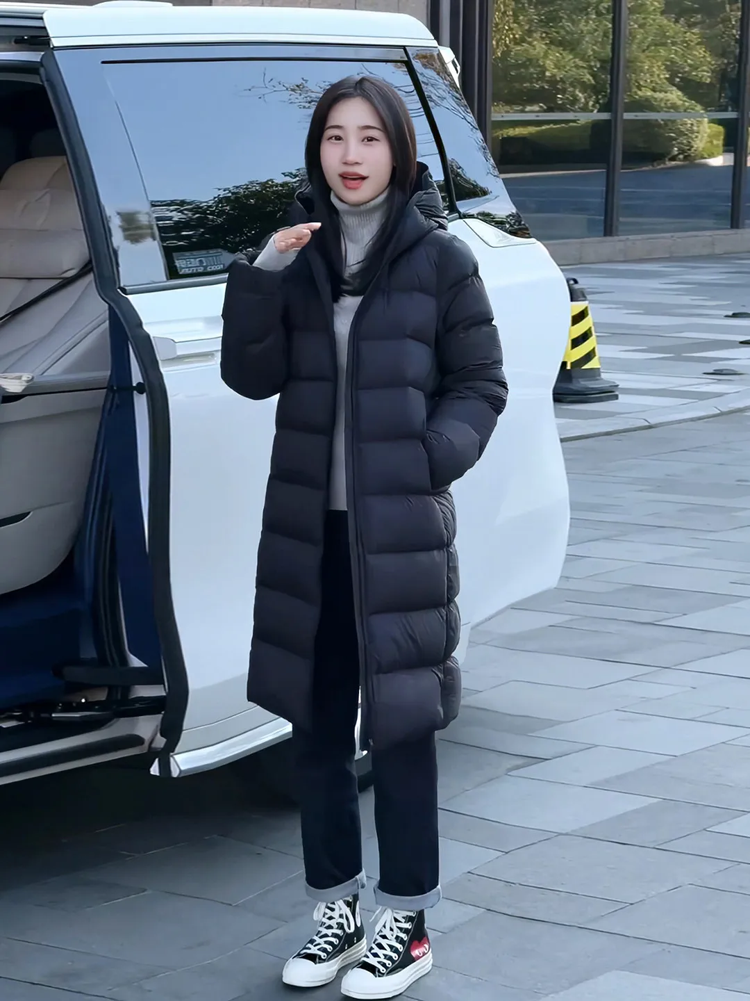 

Корейская утепленная черная зимняя куртка средней длины в рубчик для женщин: приталенная, не объемная, теплая верхняя одежда