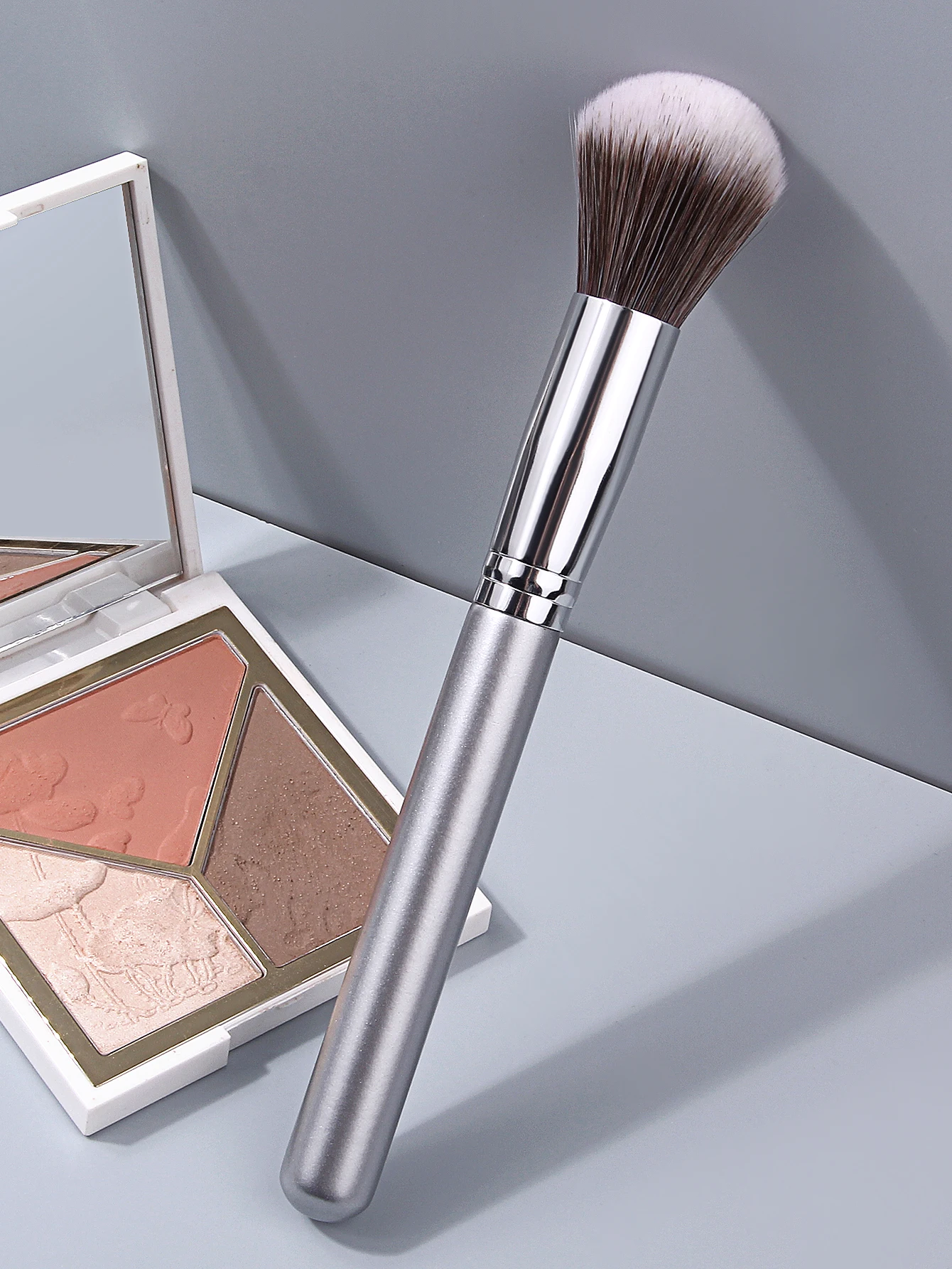 Silver Wooden Handle Blush Brush, Large Powder Brush Contour Brush, Quick Makeup Application Face Cosmetic Tools for Women