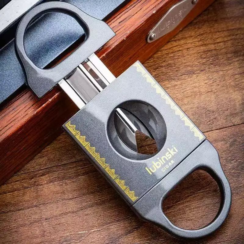 مجموعة كومبو سيجار مكونة من قطعتين من Lubinski، ولاعة نفاثة واحدة محمولة متعددة الوظائف لهب أزرق وقاطعة على شكل حرف V