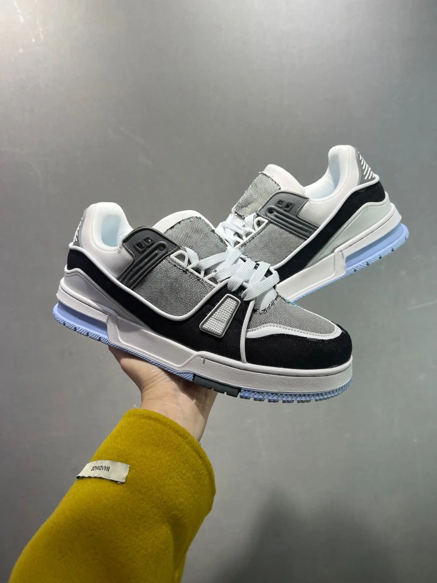 Vintage black white gum sole skate sneakers, unisex casual skate shoes for men and women, breathable flat rubber outsole, classic skateboarding street style, suitable for couple matching, daily commuting, campus and street photography