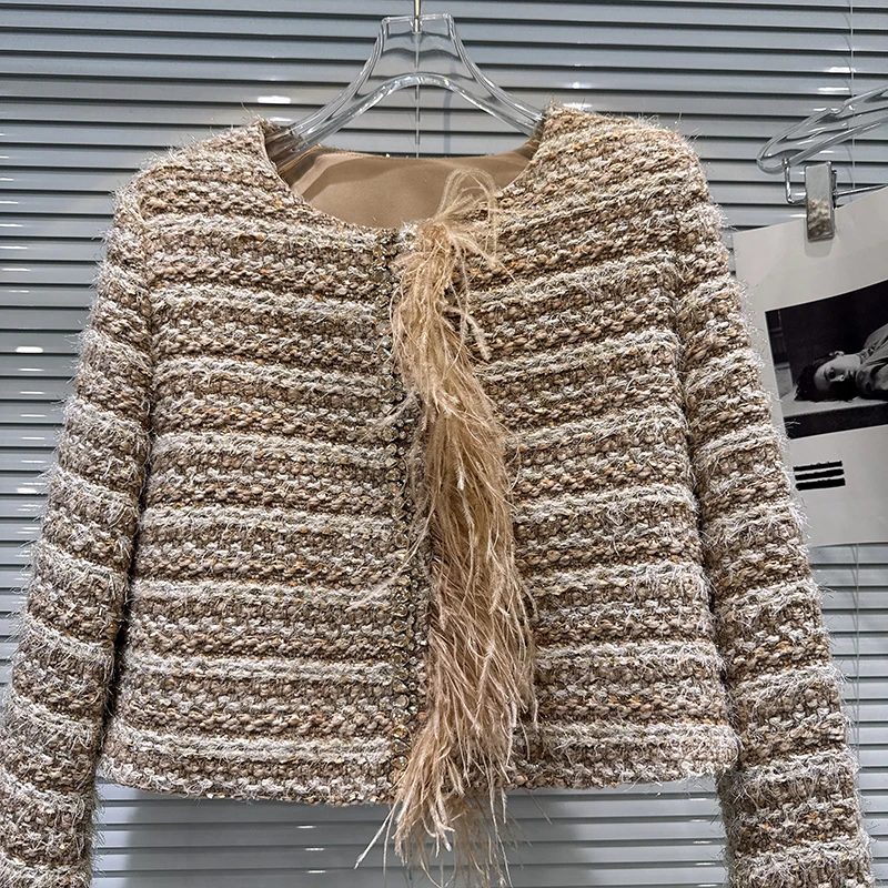 เสื้อโค้ทผู้หญิงสไตล์ฝรั่งเศส  คอลเลคชั่นฤดูใบไม้ร่วง-ฤดูหนาว  ผ้าทวีดแต่งขอบขนนก  บุขนเป็ด  ดีไซน์ทันสมัย  คอทรงกลม  หรูหรา  แบบสั้น