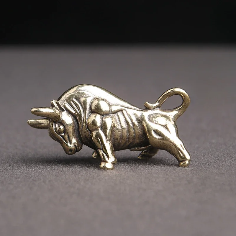 

Mini Portable Retro Brass Wall Street Bull Statue Sculpture Hand Toy Gift Keychain Ornament Home Office Desk Decorative