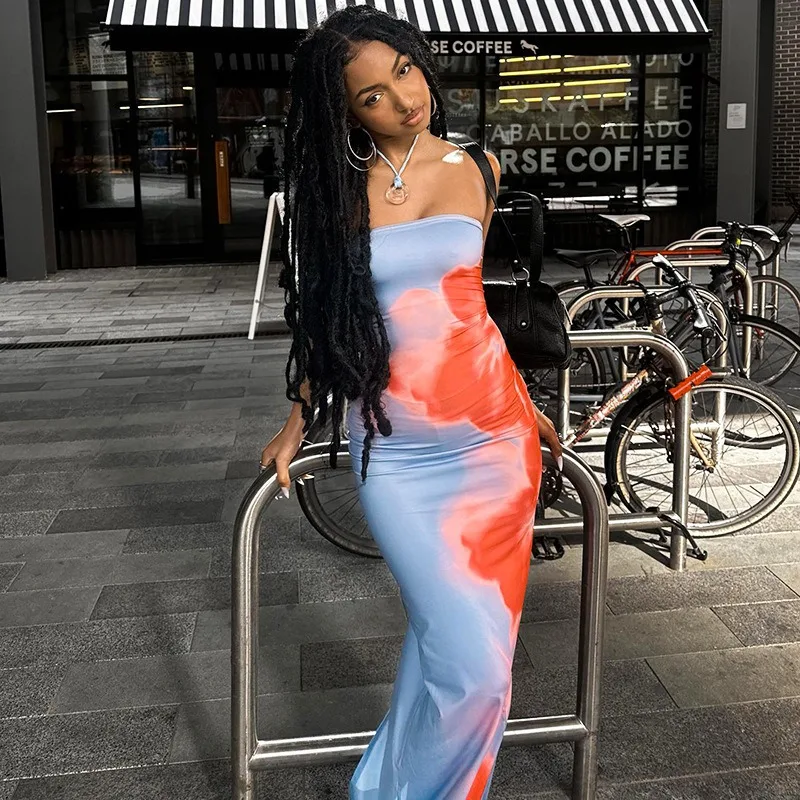 Платье макси с цветочным принтом 2025 — корсетный топ без бретелек с боковым разрезом и носовым подолом