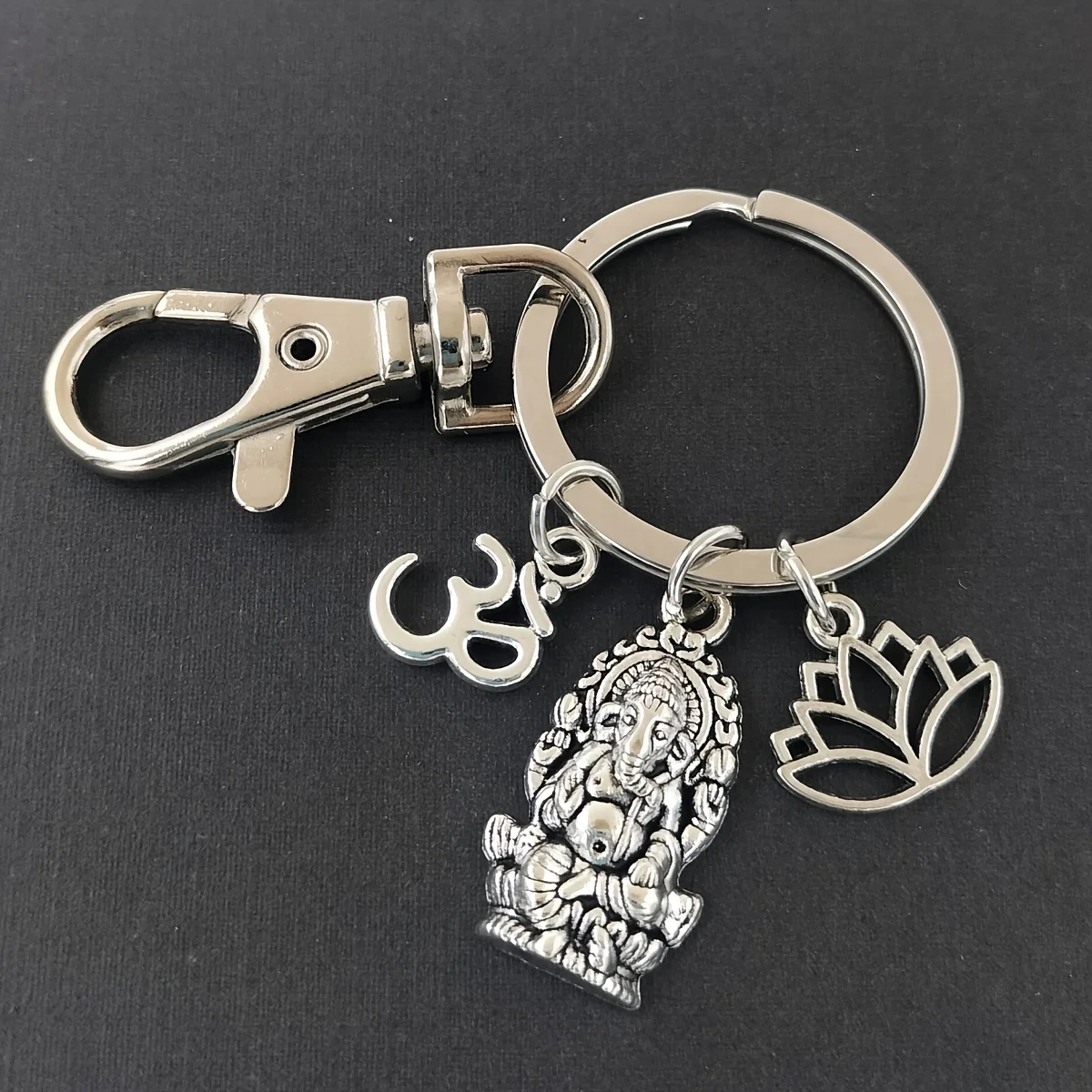 1pc Sacred Elephant Ganesha Keychain For Men, Buddha Keychain, God Of Wealth Elephant Keychain For Men