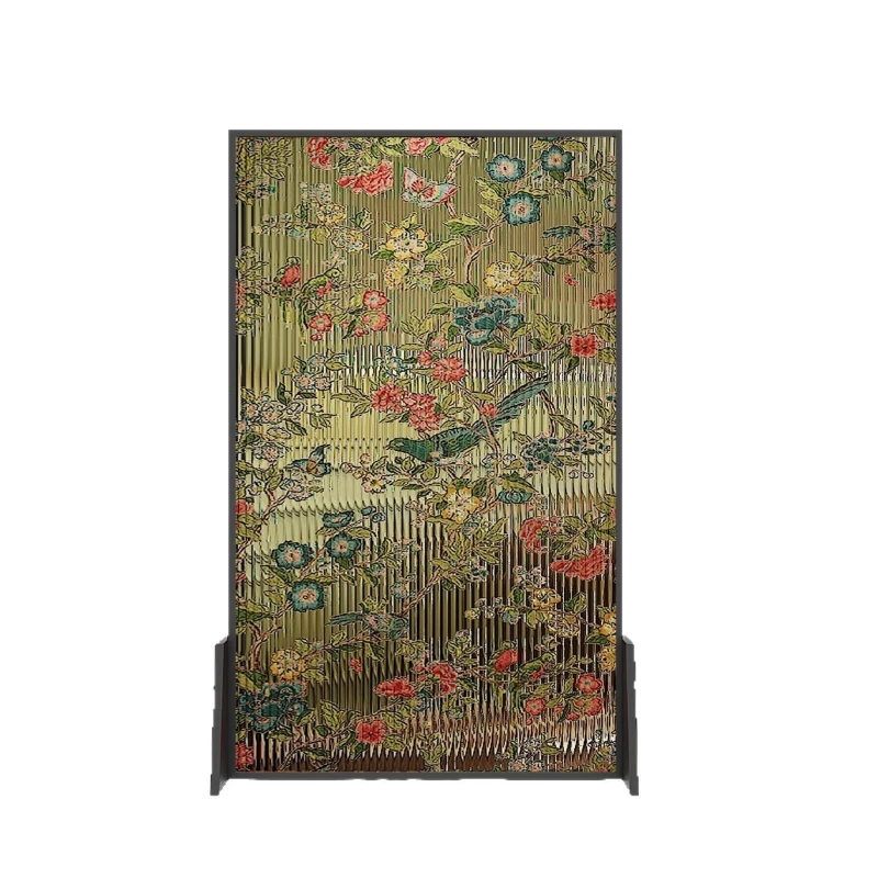 The screen partition is facing the door of the living room, and  glass printing pattern is moved
