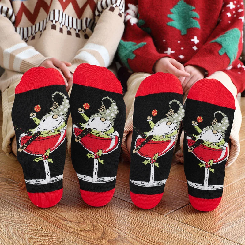 Gnome Wine Glass Crew Socks for Women and Men calzini Casual morbidi e traspiranti Christmas novità Crew Socks calzini divertenti regalo