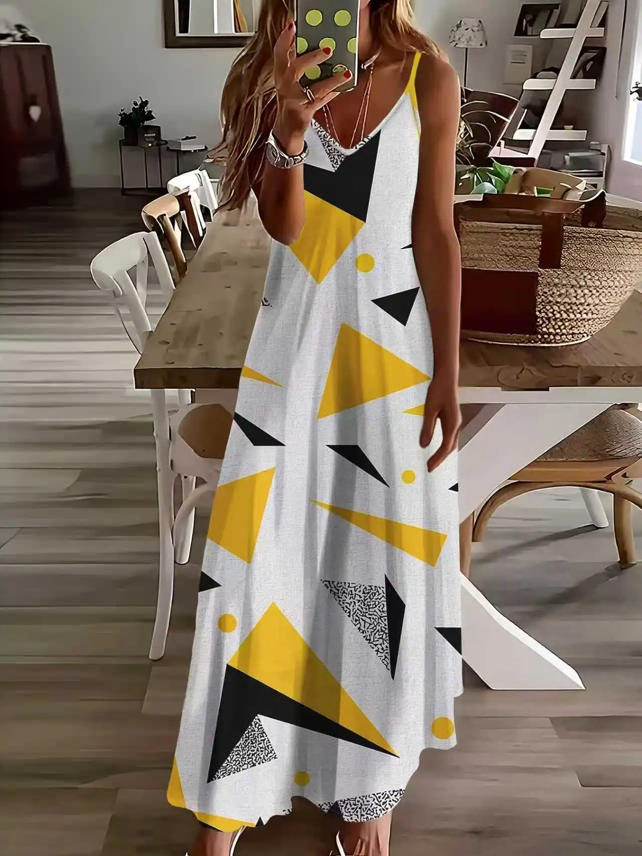 

Платье с принтом в стиле курортного отдыха на четыре сезона, желто-черно-белое, с треугольным узором.
