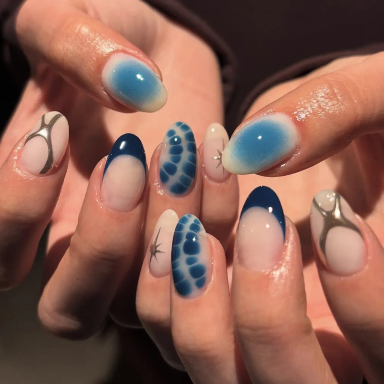 

24Pcs Short Oval Blue Smudging Nail Stickers French Almond Nail Set with Jelly Glue Wearable Finished Fashion Manicure for Women