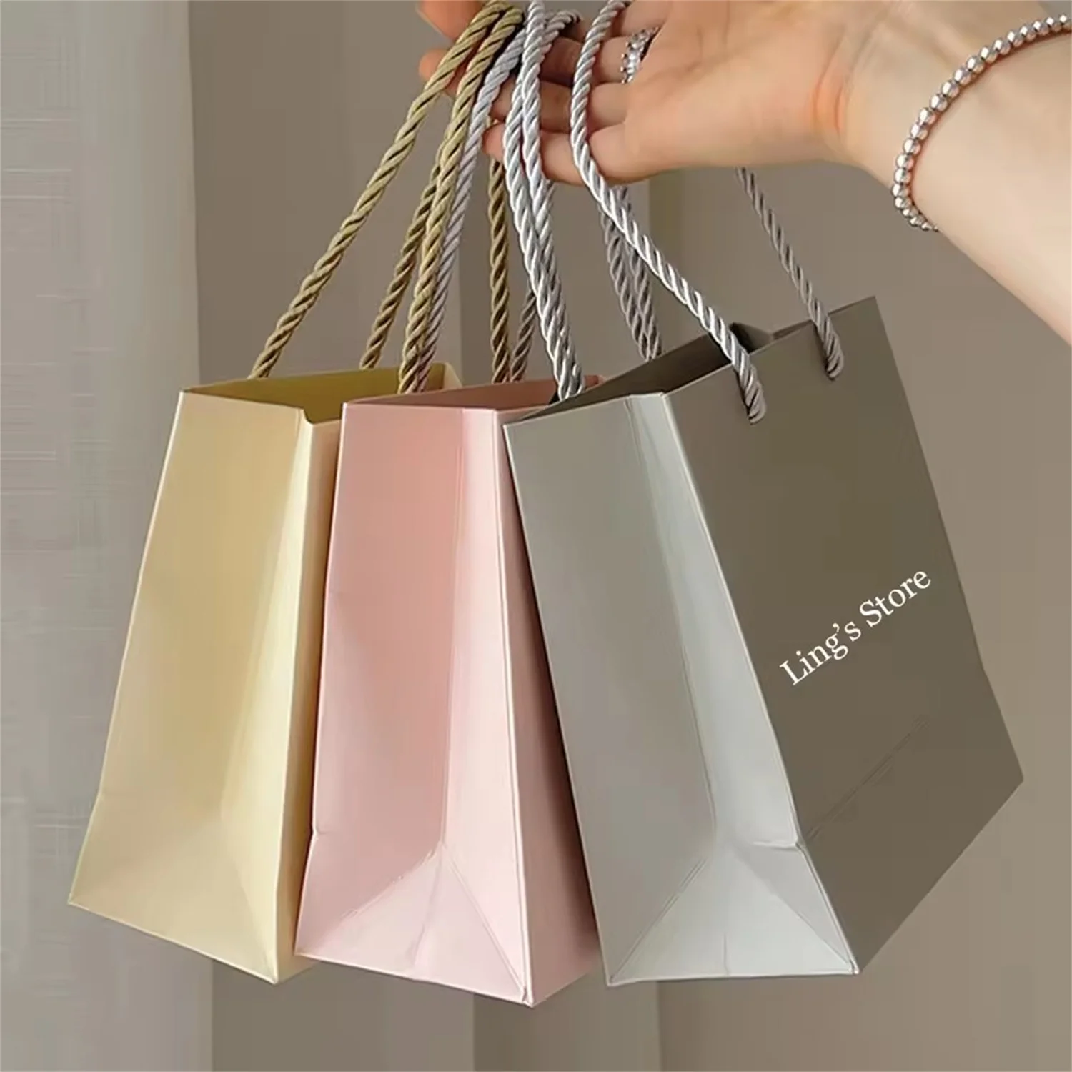 

24pcs Custom Logo Jewelry Paper Handle Bags 14x15x7cm White Grey Pink Wedding Favors Gift Storage Packaging Personalized Pouch